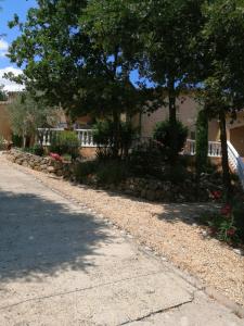 Jardí fora de Gîtes de l'Esquirou