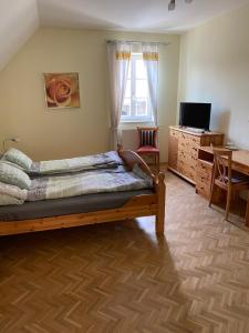 Un pat sau paturi într-o cameră la Landcafe Auszeit