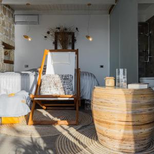 Area tempat duduk di Kallmi View Eco Rooms