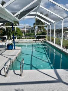 una gran piscina con dosel blanco en Punta Gorda Isles Haven en Punta Gorda