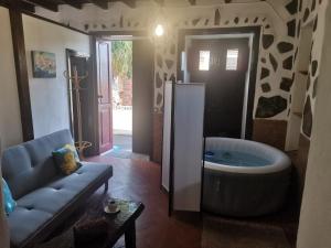 Część wypoczynkowa w obiekcie Casita Rural con Jacuzzi climatizado.