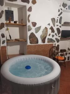 a jacuzzi tub in a room with a table and chairs at Casita Rural con Jacuzzi climatizado. in Los Realejos