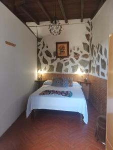 sypialnia z białym łóżkiem w pokoju w obiekcie Casita Rural con Jacuzzi climatizado. w mieście Los Realejos