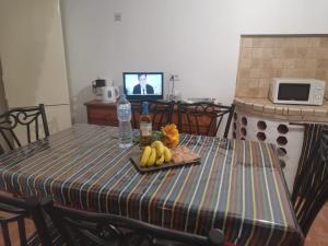 Telewizja i/lub zestaw kina domowego w obiekcie Casita Rural con Jacuzzi climatizado.