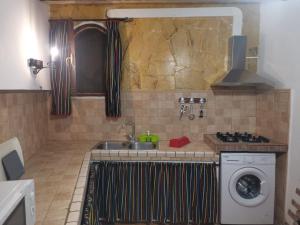 kuchnia ze zlewem i pralką w obiekcie Casita Rural con Jacuzzi climatizado. w mieście Los Realejos +21 zdjęć