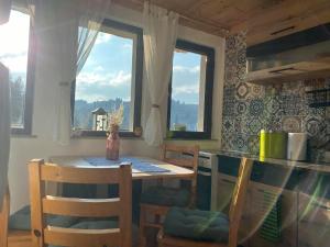Kuchyň nebo kuchyňský kout v ubytování Stoykite Escape House + 31 fotografií