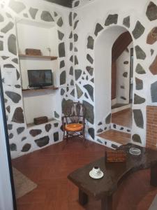 una sala de estar con una pared con estampado de vaca en Casita Rural con Jacuzzi climatizado., en Los Realejos