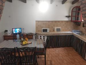 Kuchnia lub aneks kuchenny w obiekcie Casita Rural con Jacuzzi climatizado.