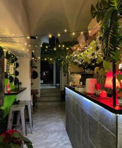 カターニアにあるMinihomecataniaの植物と照明のあるバー付きのレストラン