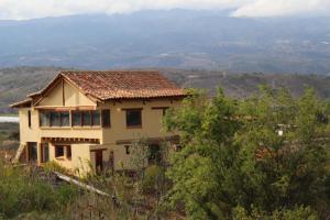 una casa situada en la cima de una colina en Casa El Tambre, Villa de Leyva Boyaca, en Villa de Leyva