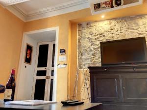 TV a/nebo společenská místnost v ubytování Résidence Verdi - Appartements meublés en centre ville