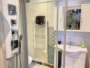 Koupelna v ubytování Résidence Verdi - Appartements meublés en centre ville + 37 fotografií