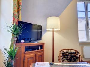 TV a/nebo společenská místnost v ubytování Résidence Verdi - Appartements meublés en centre ville