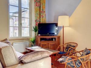 TV a/nebo společenská místnost v ubytování Résidence Verdi - Appartements meublés en centre ville