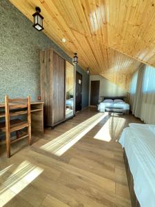 - une chambre avec deux lits et un plafond en bois dans l'établissement Hotel Elite House, à Mestia