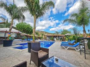 Swimming pool sa o malapit sa SOFROS VALLEY HILLS CHALET