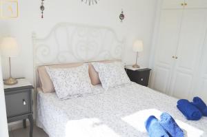 Łóżko lub łóżka w pokoju w obiekcie Casa Maresía Las Moreras con Vista Mar en primera linea y Piscina compartida