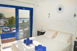sypialnia z łóżkiem i widokiem na ocean w obiekcie Casa Maresía Las Moreras con Vista Mar en primera linea y Piscina compartida w mieście Playa Blanca