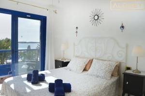 Łóżko lub łóżka w pokoju w obiekcie Casa Maresía Las Moreras con Vista Mar en primera linea y Piscina compartida