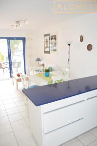 Łóżko lub łóżka w pokoju w obiekcie Casa Maresía Las Moreras con Vista Mar en primera linea y Piscina compartida