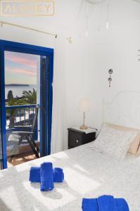 sypialnia z łóżkiem i widokiem na ocean w obiekcie Casa Maresía Las Moreras con Vista Mar en primera linea y Piscina compartida w mieście Playa Blanca +35 zdjęć