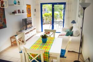 salon ze stołem i krzesłami w obiekcie Casa Maresía Las Moreras con Vista Mar en primera linea y Piscina compartida w mieście Playa Blanca