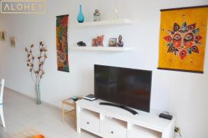 Telewizja i/lub zestaw kina domowego w obiekcie Casa Maresía Las Moreras con Vista Mar en primera linea y Piscina compartida