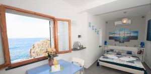 Postel nebo postele na pokoji v ubytování Double room "Dora" - La Scogliera