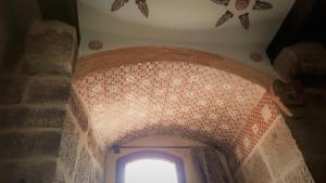 un arco con ventana en un edificio en Casa Rural Medieval Torre Fuerte S.XIII, en Baños de Rioja