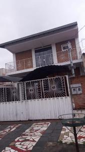 una casa con una recinzione bianca e un balcone di NinhoFeliz a Caldas Novas