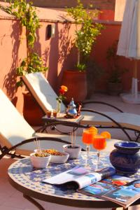 - une table avec de la nourriture et des boissons sur la terrasse dans l'établissement Riad Arbre Bleu, à Marrakech
