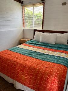 מיטה או מיטות בחדר ב-Cabañas Costatour Quintero