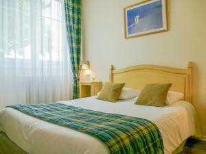 Postel nebo postele na pokoji v ubytování Hotel Berlioz EuroAirport Basel - Mulhouse - Freiburg