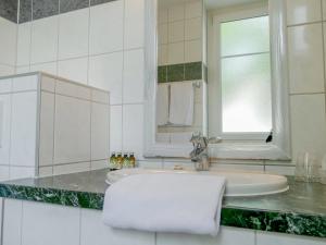 Koupelna v ubytování Hotel Berlioz EuroAirport Basel - Mulhouse - Freiburg