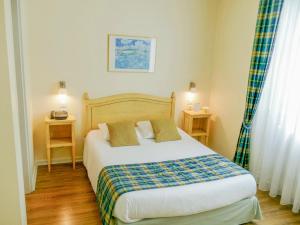 Postel nebo postele na pokoji v ubytování Hotel Berlioz EuroAirport Basel - Mulhouse - Freiburg