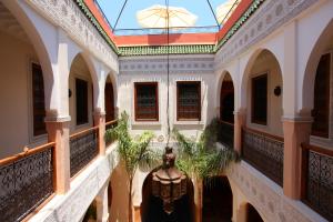 - une vue sur le therium d'un bâtiment avec plafond dans l'établissement Riad Arbre Bleu, à Marrakech