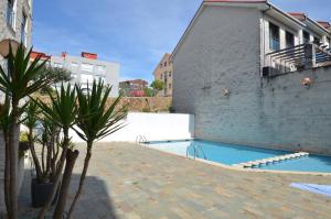 una piscina frente a un edificio en FLATSELECT Fuente del Oro en Sanxenxo