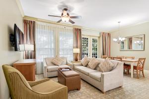 uma sala de estar com um sofá, cadeiras e uma mesa em Royal Dunes em Hilton Head Island