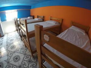 イーリャ・グランデにあるFlor Da Ilhaの部屋にある二段ベッドのグループ