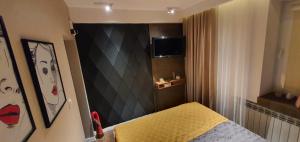 En eller flere senge i et værelse på APARTAMENT POD ŚLIWKAMI