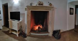 ピティリアーノにあるDormire nel Castelloの暖炉付きのリビングルーム