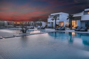 A piscina localizada em Adama Mykonos Boutique Hotel ou nos arredores