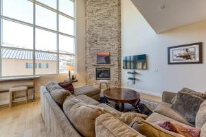 Χώρος καθιστικού στο The Lofts #6A - Base Camp Loft