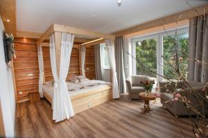 une chambre avec un lit à baldaquin dans l'établissement Landhotel Fernsicht, à Winterberg
