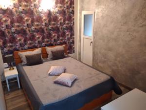 a bedroom with a bed with a floral wall at Vila TANIA in Predeal