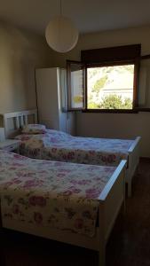 ein Schlafzimmer mit zwei Betten und einem Fenster in der Unterkunft Apartment Costa Tropical Mar & Sierra in Vélez de Benaudalla + 31 Fotos