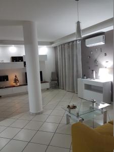 salon ze szklanym stołem i kanapą w obiekcie NickyHouse Holiday Home w mieście Giffoni Sei Casali