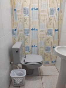 y baño con aseo y lavamanos. en Villa Franco en Águas de São Pedro
