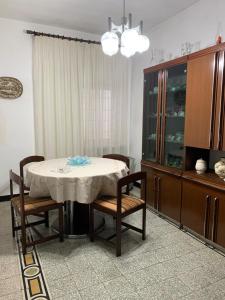ein Esszimmer mit einem Tisch und Stühlen sowie einem Schrank in der Unterkunft Casa Beltè in Ormea