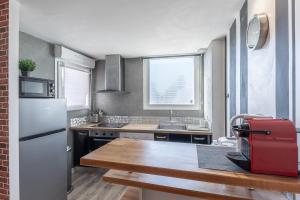 Gallery image of Aux portes de Bordeaux Le Golden Gate MindUrGuest in Lormont +17 photos
